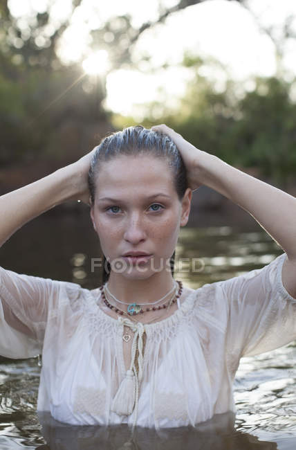 Ritratto di donna nel fiume durante il giorno — Foto stock