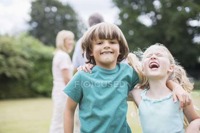 Enfants heureux jouant ensemble à l'extérieur — Photo de stock