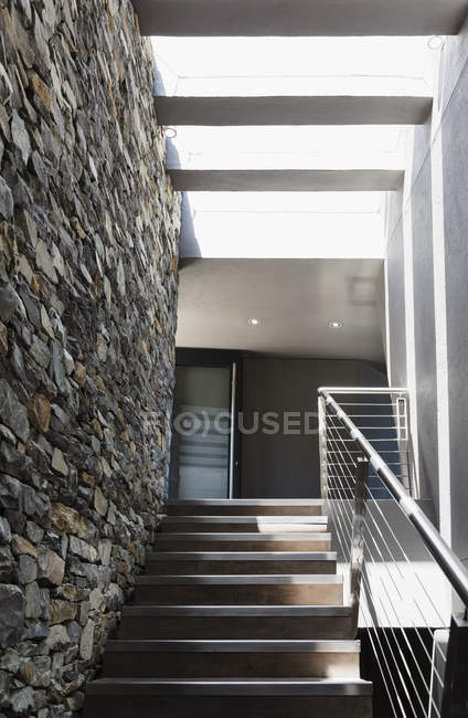 Лестница и каменная стена в современном доме — стоковое фото
