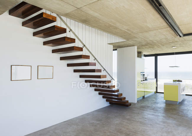Плавающая лестница в современном интерьере дома — стоковое фото
