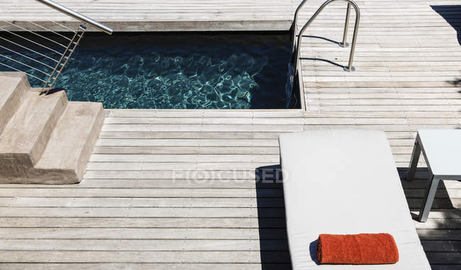 Piscina e deck de madeira da casa moderna — Fotografia de Stock