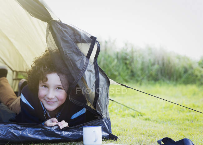 Ritratto sorridente ragazzo dentro tenda — Foto stock