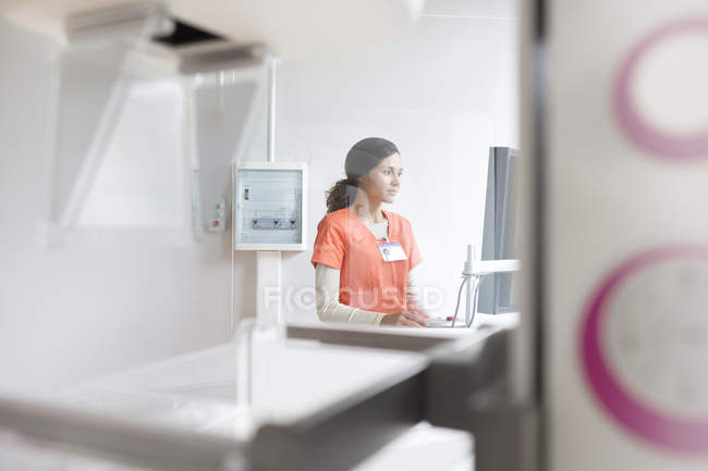 Медсестра працює за комп'ютером в лікарні — стокове фото