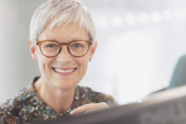 Ritratto sorridente donna d'affari anziana con occhiali da vista — Foto stock