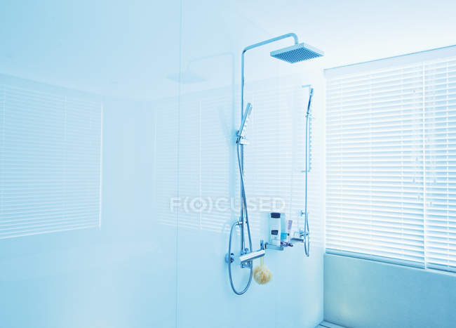 Cabeça de chuveiro quadrada no banheiro moderno — Fotografia de Stock