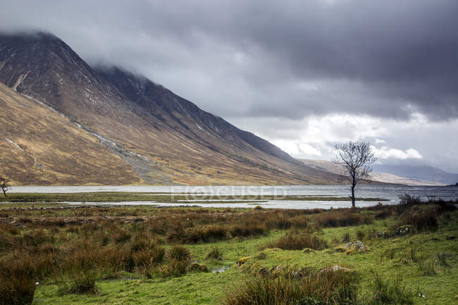 Віддалений гори і озеро нижче дощ небо, Лох, Etive, Шотландія Argyll — стокове фото