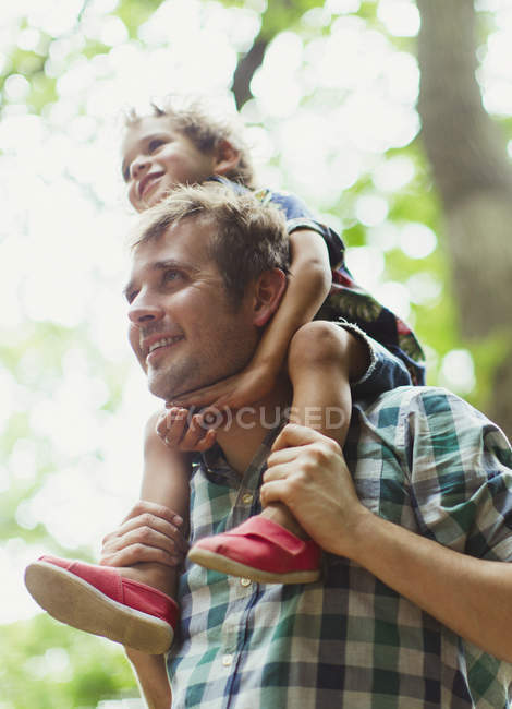 Père portant son fils sur les épaules — Photo de stock