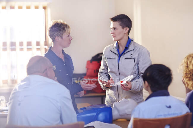 Instructor leading CPR training class — Stock Photo