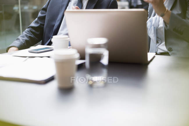 Business people working at laptop — Stock Photo
