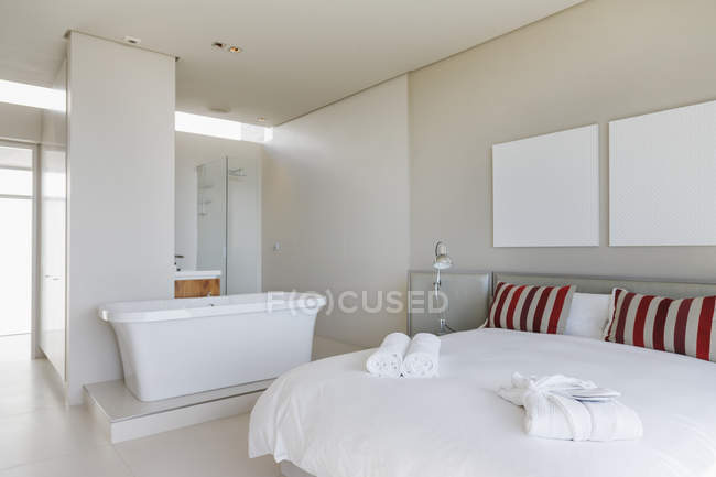 Cama e banheira no interior do quarto moderno — Fotografia de Stock