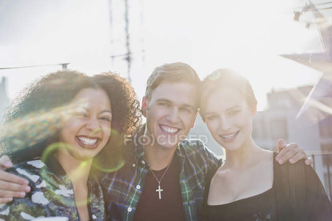 Портрет молодых взрослых друзей, улыбающихся снаружи — стоковое фото