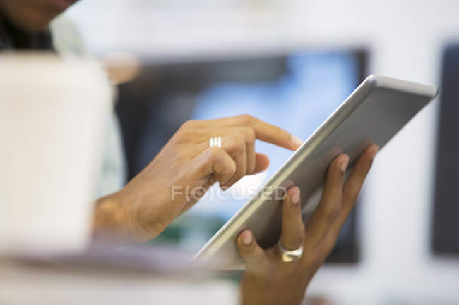 Gros plan d'un homme d'affaires utilisant une tablette numérique — Photo de stock