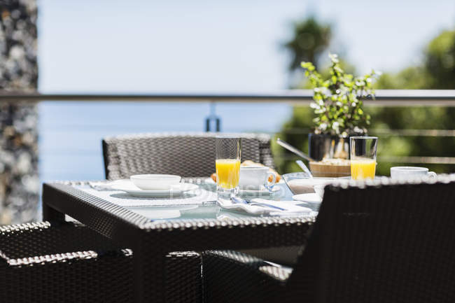 Breakfast on luxury patio dining table overlooking ocean — Stock Photo
