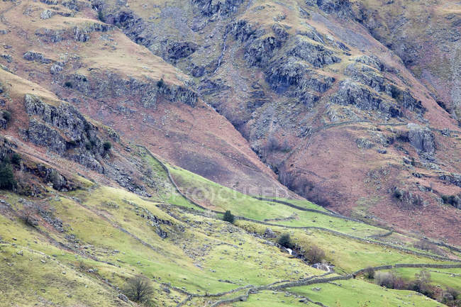 Vista de las colinas rurales durante el día - foto de stock