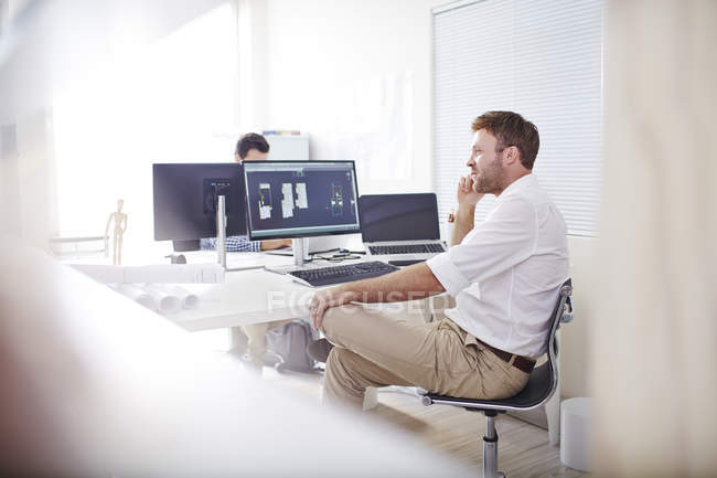 Architekt telefoniert am Computer im Büro — Stockfoto