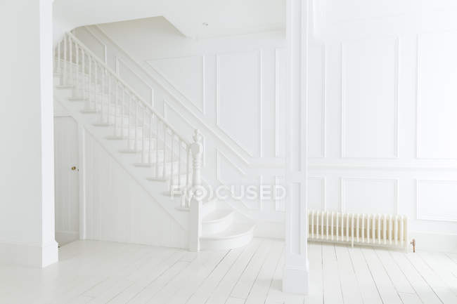 Escalera blanca y paredes en casa ornamentada - foto de stock