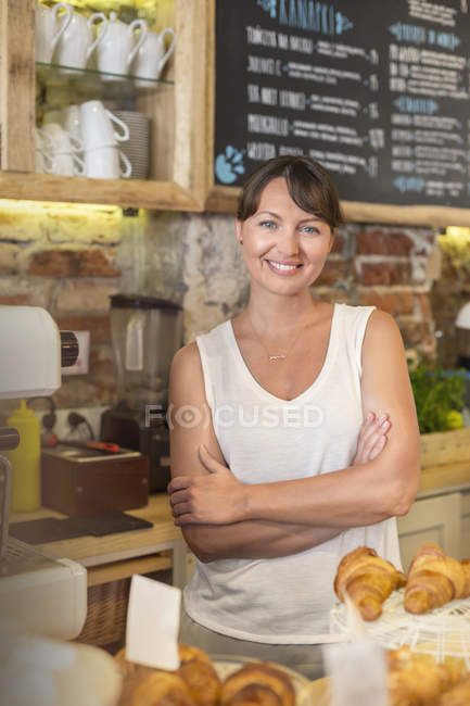 Retrato sonriente dueño del café - foto de stock