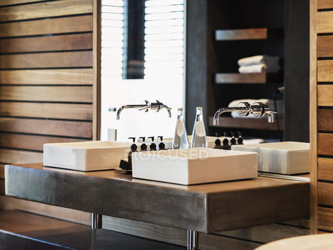 Sinks and mirror in modern bathroom — Stock Photo