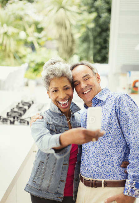 Enthusiastic mature couple taking selfie — Stock Photo