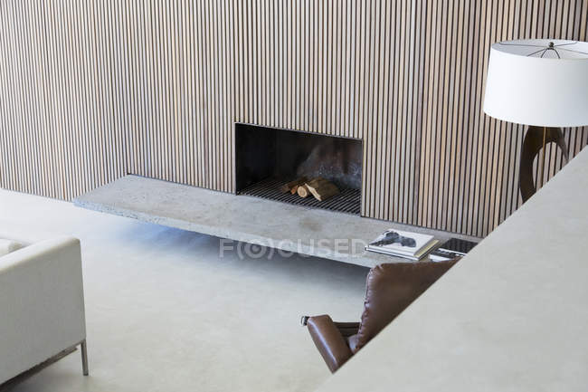 Lareira e sofá na moderna sala de estar — Fotografia de Stock