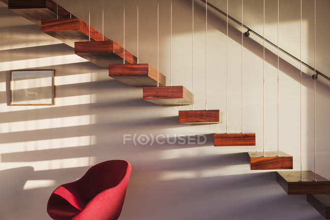 Escadaria flutuante no interior da casa moderna — Fotografia de Stock