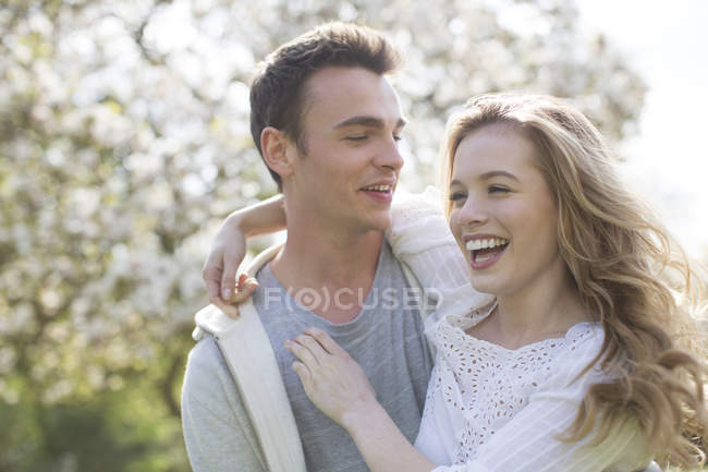 Couple hugging outdoors during daytime — Stock Photo