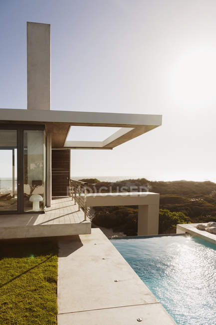 Bela piscina colo fora da casa moderna — Fotografia de Stock