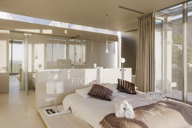 Bett und Bad im modernen Hauptschlafzimmer — Stockfoto