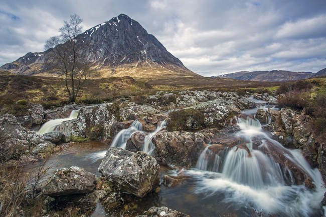 Kleiner schroffer Wasserfall unterhalb des Berges, loch eriboll, sutherland, scotland — Stockfoto