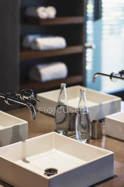 Waschbecken im modernen Bad innen — Stockfoto
