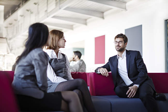 Успешные взрослые бизнесмены разговаривают в офисе — стоковое фото
