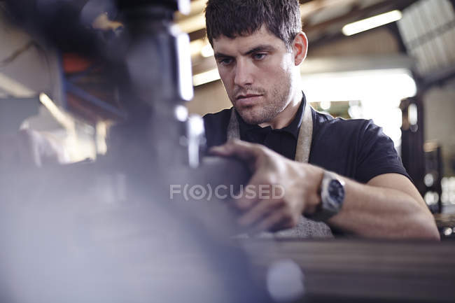 Meccanico focalizzato che lavora in officina di riparazione auto — Foto stock