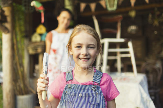 Портрет усміхнена дівчина тримає пензлик — стокове фото