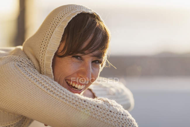 Felice donna caucasica ridendo all'aperto — Foto stock