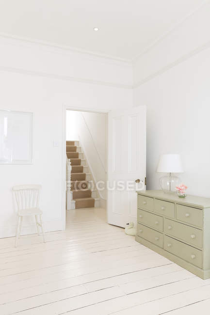 Porte de chambre menant à l'escalier — Photo de stock