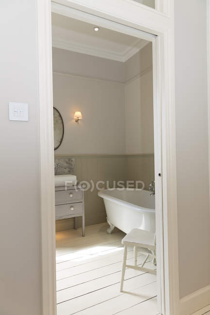 Clawfoot bathtub in bathroom — Stock Photo