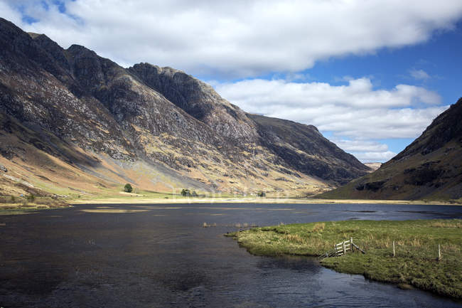 Vista ensolarada da montanha acima do lago, Glencoe, Escócia — Fotografia de Stock