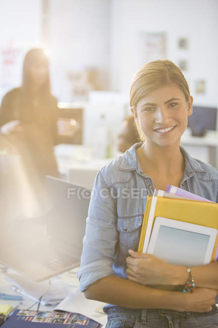 Портрет деловой женщины, улыбающейся в офисе — стоковое фото