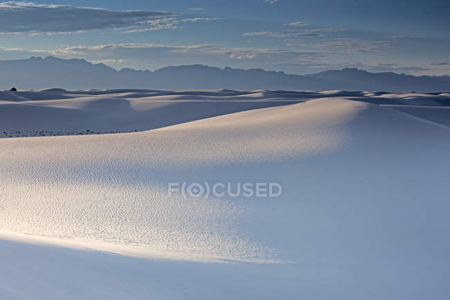 Ruhige weiße Sanddüne, weißer Sand, Neu-Mexiko, Vereinigte Staaten — Stockfoto