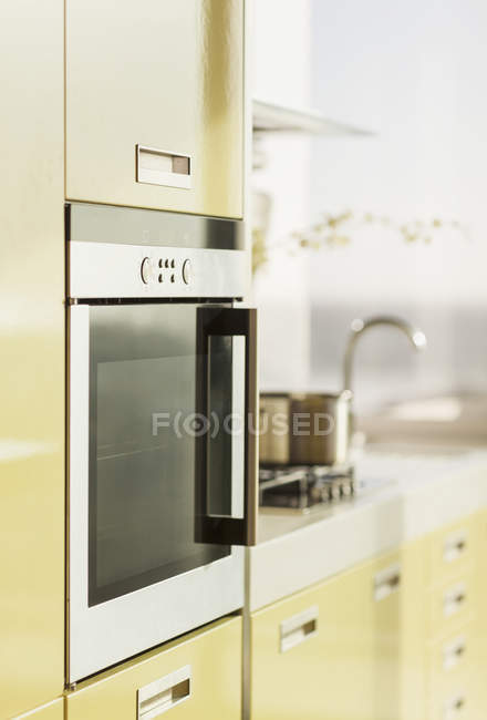 Vista de primer plano del horno en la cocina moderna - foto de stock