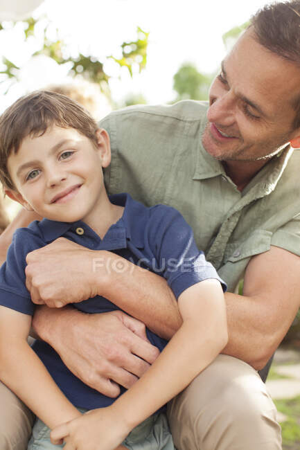 Pai e filho abraçando ao ar livre — Fotografia de Stock