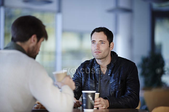 Homens adultos de sucesso tendo café no café — Fotografia de Stock