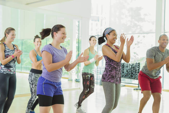 Smiling students clapping in aerobics class — Stock Photo