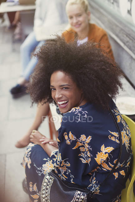 Portrait femme enthousiaste avec afro au café trottoir — Photo de stock