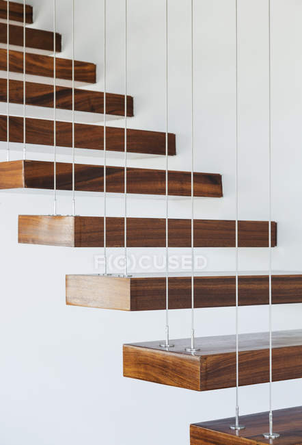 Vue rapprochée des escaliers flottants dans un bâtiment moderne — Photo de stock