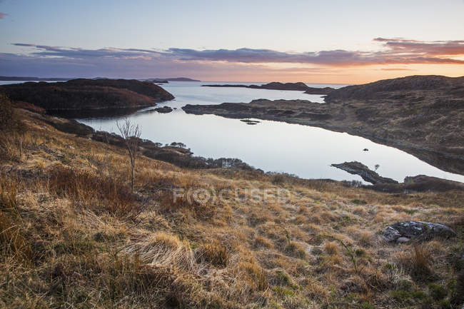 Baie océanique tranquille au coucher du soleil, Écosse — Photo de stock