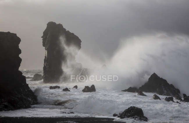 Ondas oceânicas colidindo contra formações rochosas, Londrangar, Snaefellsnes, Islândia — Fotografia de Stock