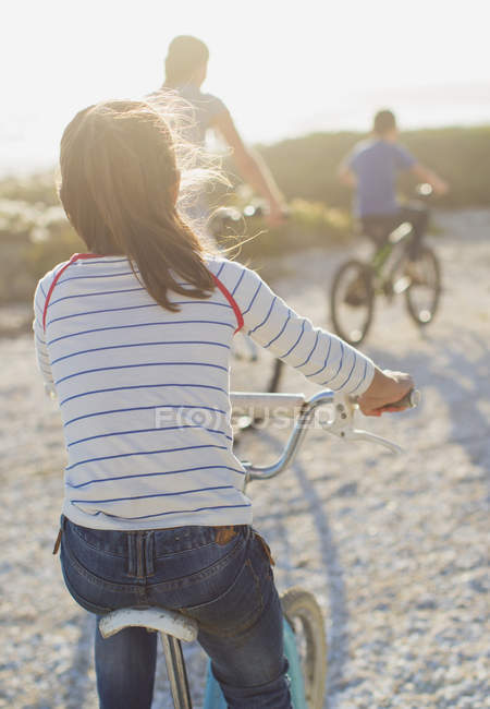 Семейные велосипеды на солнечном пляже — стоковое фото