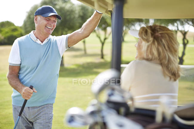 Caucasiano casal sênior no carrinho de golfe — Fotografia de Stock