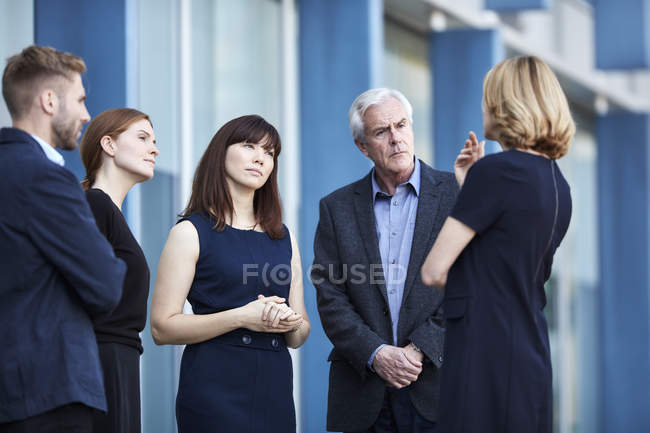 Gente de negocios hablando en el vestíbulo - foto de stock